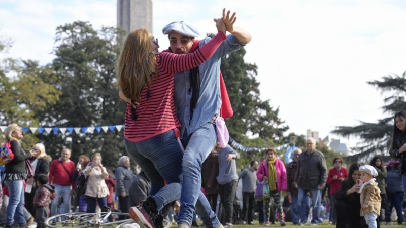 Pasado el mediodía, comenzó el baile