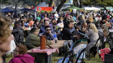 Muchas personas a la espera de asado, choripanes o pastelitos