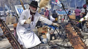 La escena gastronómica de cada 20 de junio en el Parque se complementará con música en vivo y feria