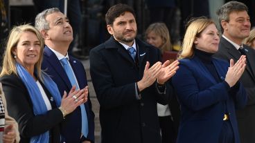 Pullaro y autoridades provinciales y municipales en el acto del Día de la Bandera.
