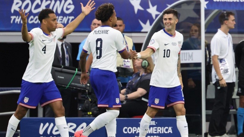 El capitán Christian Pulisic, con la 10, hizo el 1-0 para Estados Unidos en Texas,