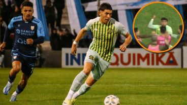 Según se pudo ver en imágenes, el arquero empujó a su rival tirándole una piña en la cara.