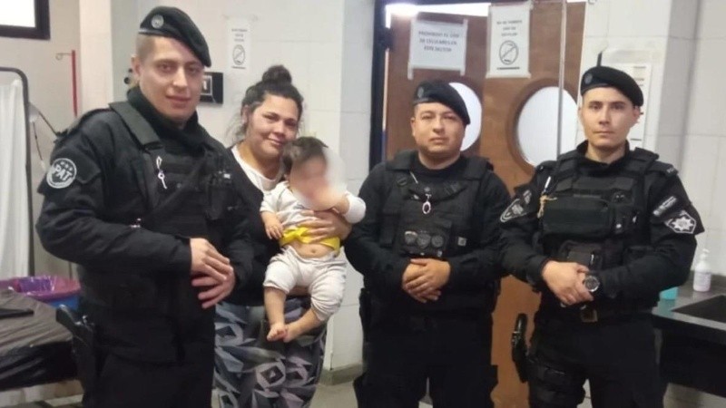 Los tres agentes policiales que le salvaron la vida al bebé junto a su mamá en el hospital Gamen.