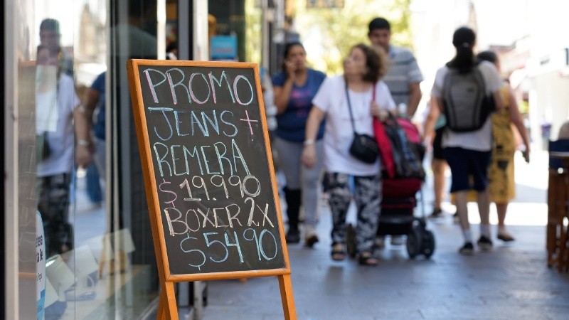 El consumo en el rubro de Indumentaria y calzado cayó un 27% interanual en mayo.