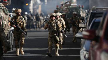 Militares caminan frente a la sede del Gobierno, donde intentaron entrar.