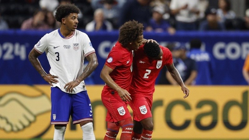 Blackman y Carrasquilla celebran el gol del primero en Atlanta.