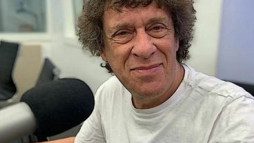 Pedro Brieger acorralado por múltiples relatos en su contra.