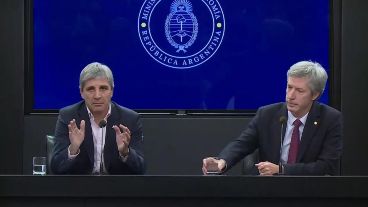 El titular de la cartera de Economía nacional, Luis Caputo, y presidente del Banco Central de la República Argentina, Santiago Bausili.