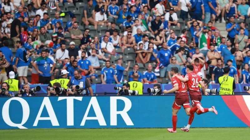 La decepción de los hinchas italianos, que miran el festejo suizo.