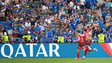 La decepción de los hinchas italianos, que miran el festejo suizo.