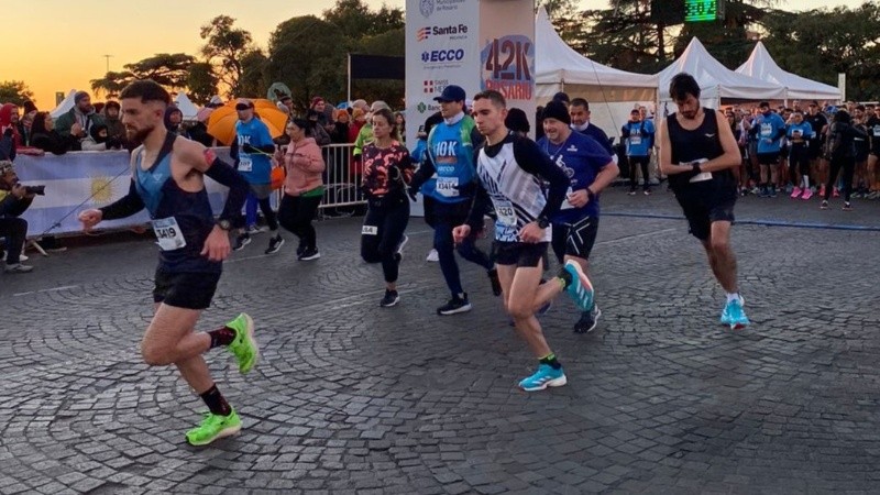 La actividad comenzó con la salida del sol junto el río.