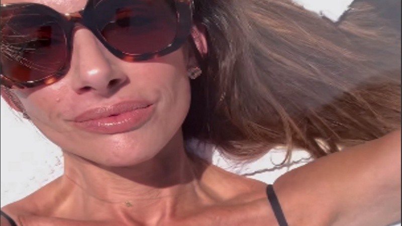 Alessandra en plena sesión de sol.