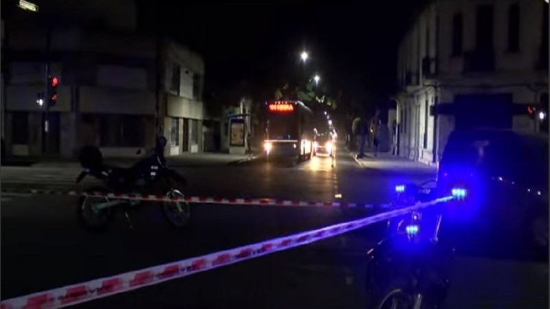 El área del asalto y posterior ataque fue cercado por la policía motorizada.