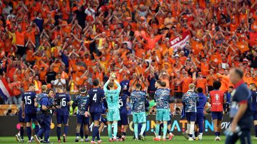 Paises Bajos, de azul, celebra con su hinchas naranjas el pase a cuartos.