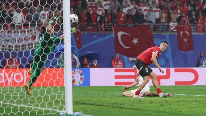 El arquero Günok vuelva para tapar un cabezazo con destino de red de Baumgartner.