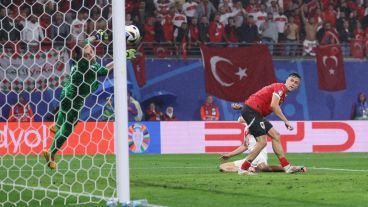 El arquero Günok vuelva para tapar un cabezazo con destino de red de Baumgartner.