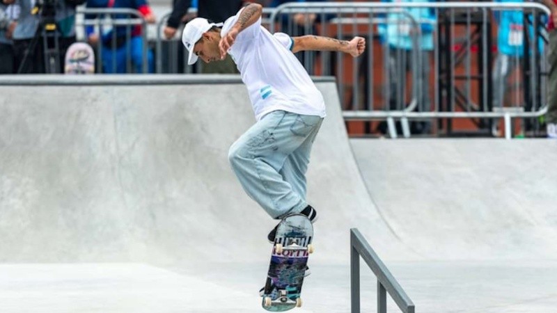 Matías Dell Olio comenzó a patinar en Mar del Plata y se mudó a Europa para dedicarse profesionalmente al deporte.