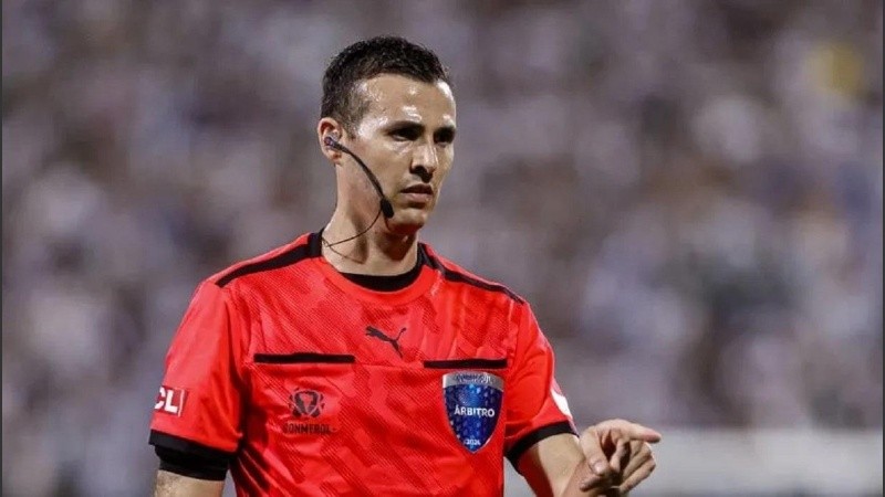 El charrúa Matonte, otra vez árbitro en un encuentro de Argentina.