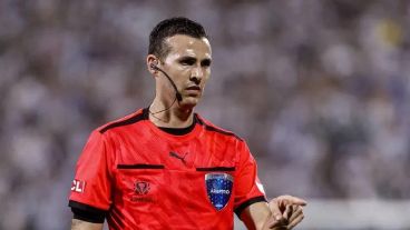 El charrúa Matonte, otra vez árbitro en un encuentro de Argentina.