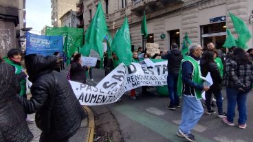 La protesta de empleados estatales en Rioja y Laprida.