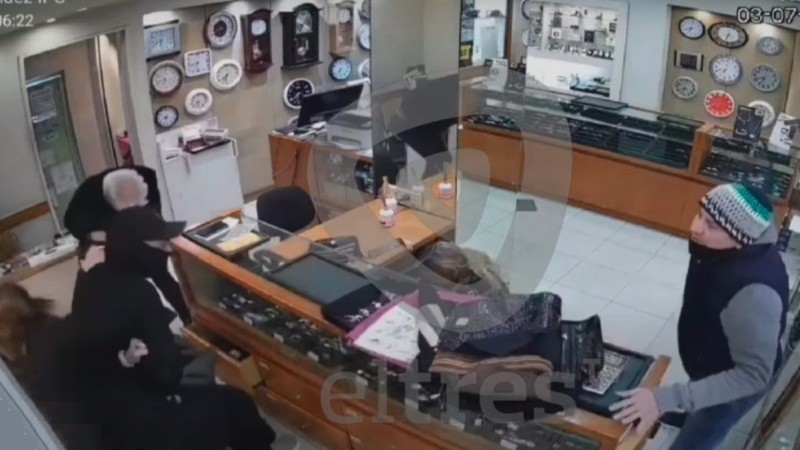 Los ladrones actuaron rápido y con violencia contra los presentes.