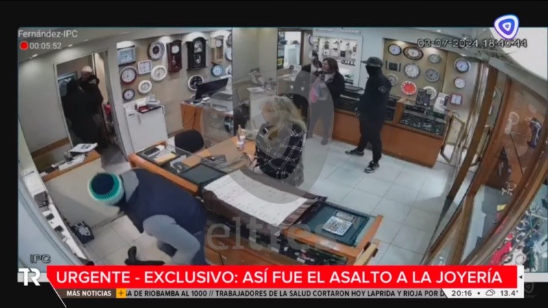 Los ladrones actuaron rápido y con violencia contra los presentes.