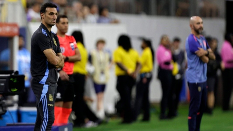 Scaloni observa el partido con preocupación; su equipo no jugó bien pero pasó