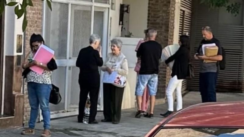 Ahorristas haciendo fila en la Sindicatura para ir a verificar sus acreencias en el marco de la quiebra de Herrera