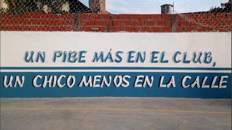 La pared que custodia las canchas en el club María Madre de barrio La Lata.
