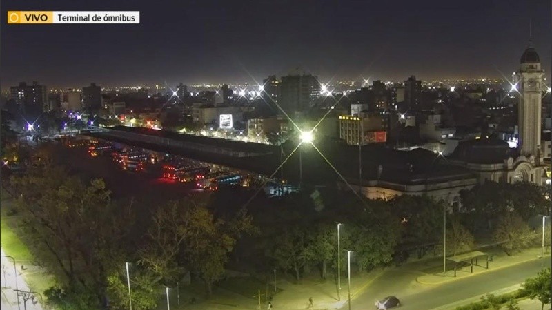 Una postal aérea de la Terminal a oscuras, este viernes a la noche.