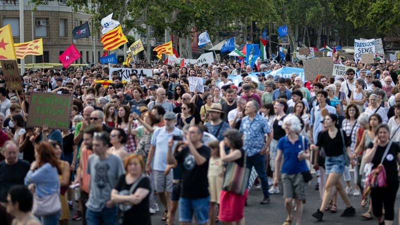Unas 2.800 personas se manifestaron en el centro de Barcelona contra el turismo masificado.