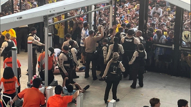 La Policía de Miami intenta contener una avalancha de hinchas argentinos y colombianos en el estadio Hard Rock.