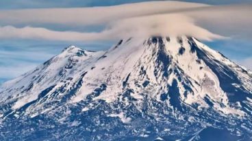 El hombre, identificado como Fabricio Bussolini, cayó de una altura de aproximadamente 200 metros en las laderas del volcán ubicado en la región de La Araucanía.