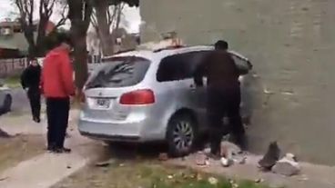 La impactante imagen del auto encajado contra el paredón de Garibaldi y Paraguay.