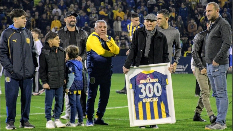 Russo en el homenaje que le hizo el club contra Huracán por haber llegado a los 300 partidos