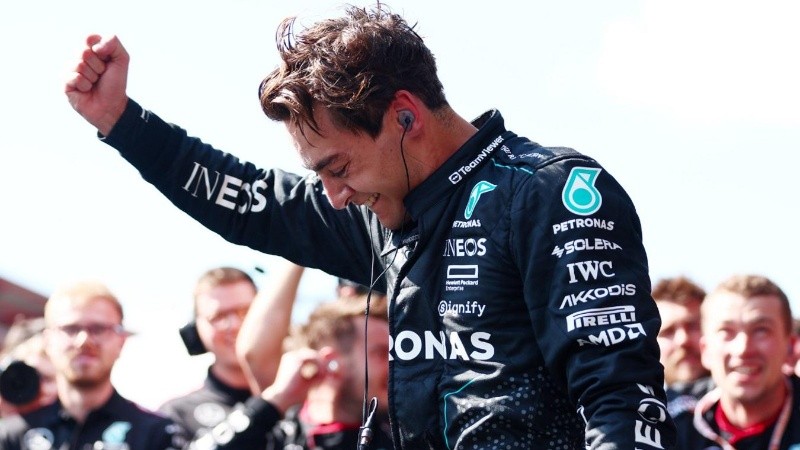 El piloto británico George Russell celebra la victoria en el GP de Bélgica antes de conocer la decisión final.