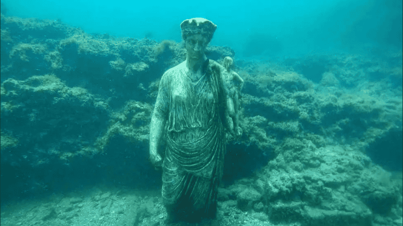 En el transcurso de unos siglos, la ciudad fue sacudida constantemente por la actividad hidrotermal y sísmica