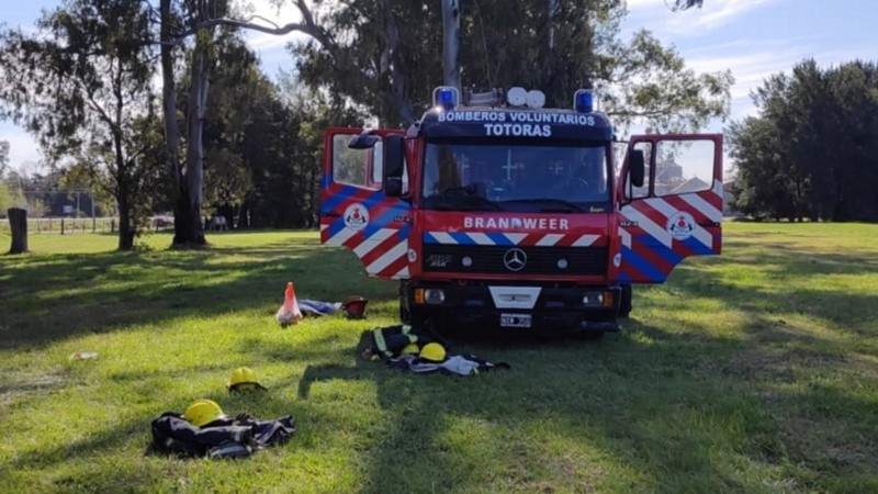 Bomberos voluntarios y personal policial se presentaron en la escena del fatal accidente.