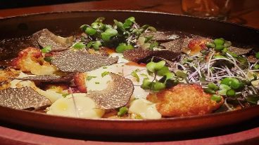 Un plato de la variedad de menúes que se puede hacer con trufa negra.