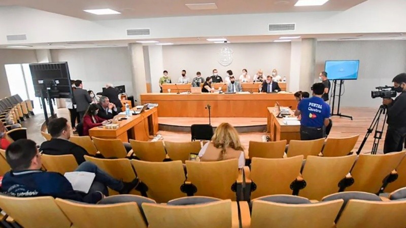 Cualquier santafesino o santafesina que tenga entre 18 y 75 años, y cumpla los requisitos, podrá ser llamado para integrar un jurado.