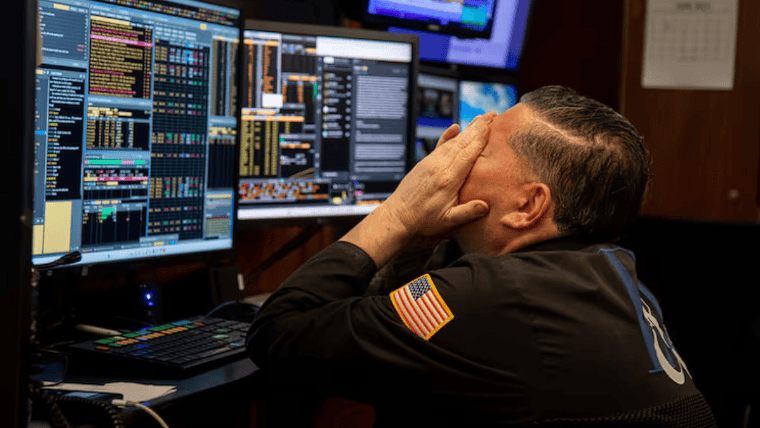 Los desplomes en Asia fueron teniendo réplicas a medida que amanecían los mercados del resto del mundo (Fotógrafo: Michael Nagle/Bloomberg)