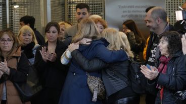 La emoción de familiares y sobrevivientes de calle Salta al momento de la inauguración del memorial.