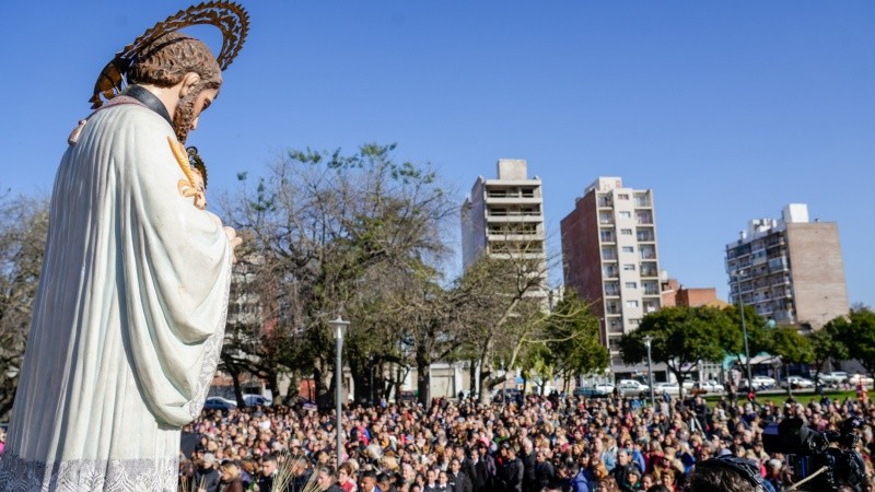 En el templo, las calles y la plaza, cientos de fieles celebraban la fecha del santo.