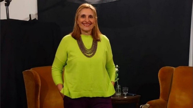 La locutora y comunicadora social Alejandra Dimónaco conduce el podcast