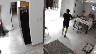 El empresario infraganti dentro de la casa del vecino.