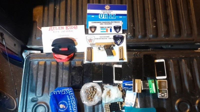 Los elementos secuestrados en el departamento del hombre arrestado.