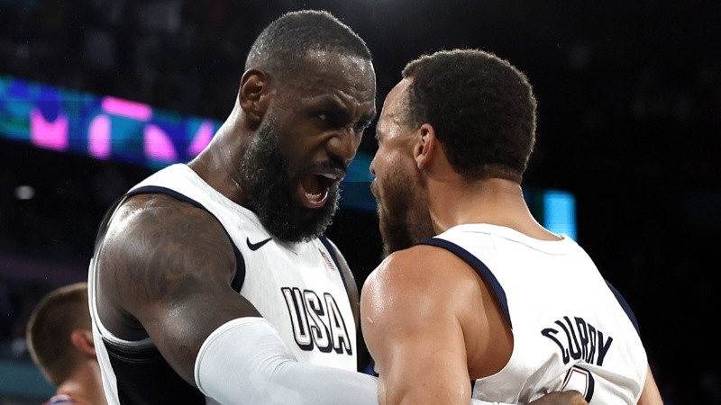 Choque de astros. James, figura de la remontada, celebra con Curry, que marcó 36 puntos.