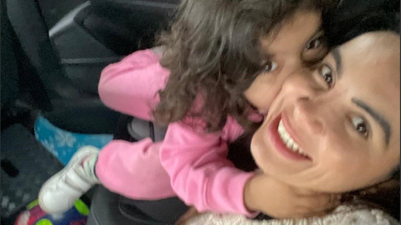 Geruza junto a su hija Luana, a quien busca desde el sábado al mediodía.
