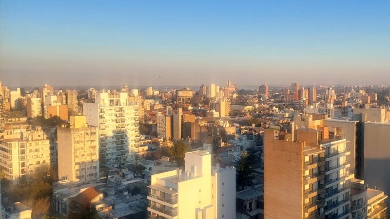 Visibilidad reducida en la ciudad, además del olor a quemado.