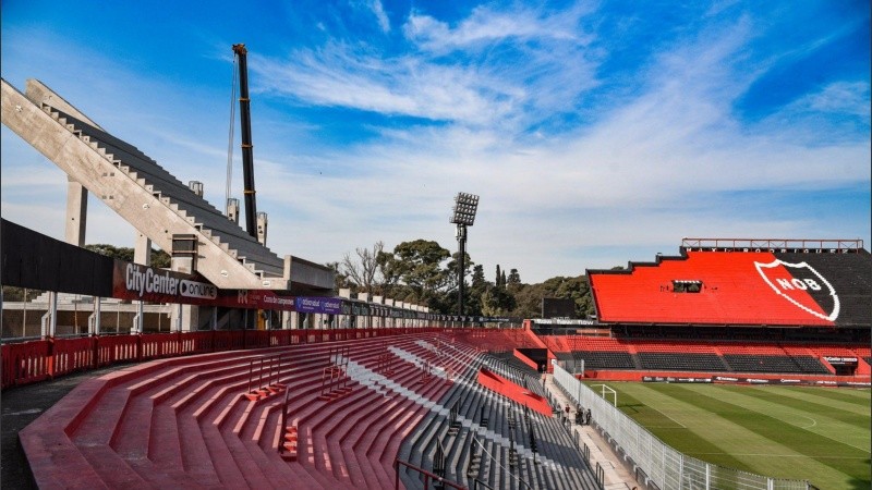 El primer módulo de gradas de la nueba tribuna, visto desde el codo de la Visera y la bandeja inferior del Palomar.